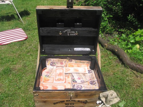 ein kind kann diese superschwere kiste wegtragen - ein erwachsener hat keine chance