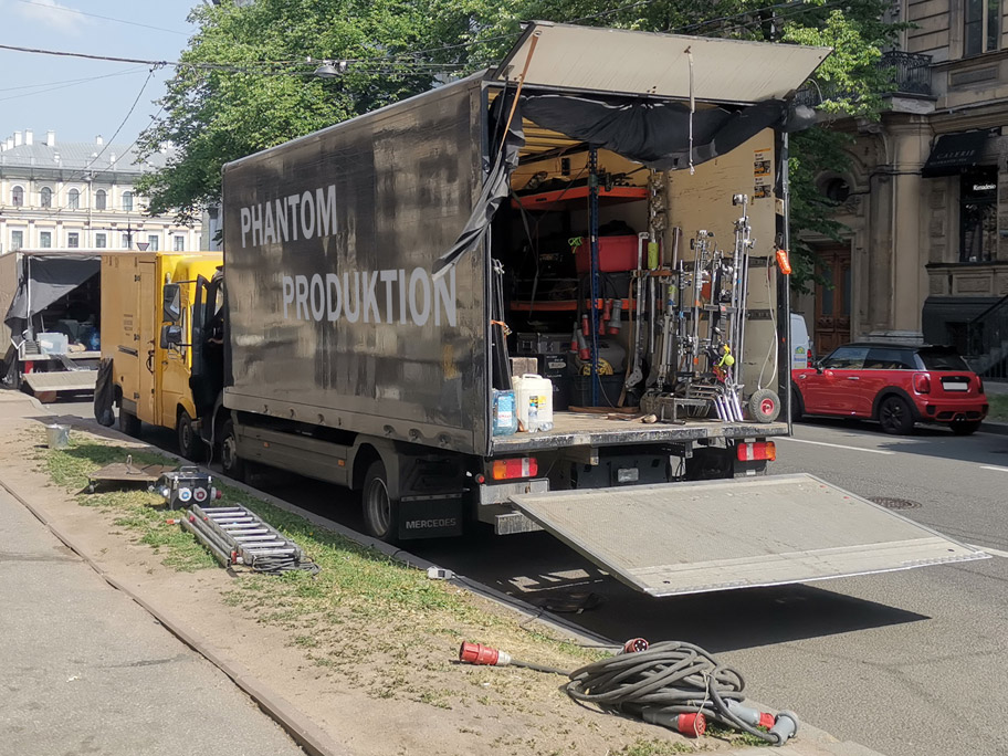 LKW beim Filmdreh. Equipment. Licht.
